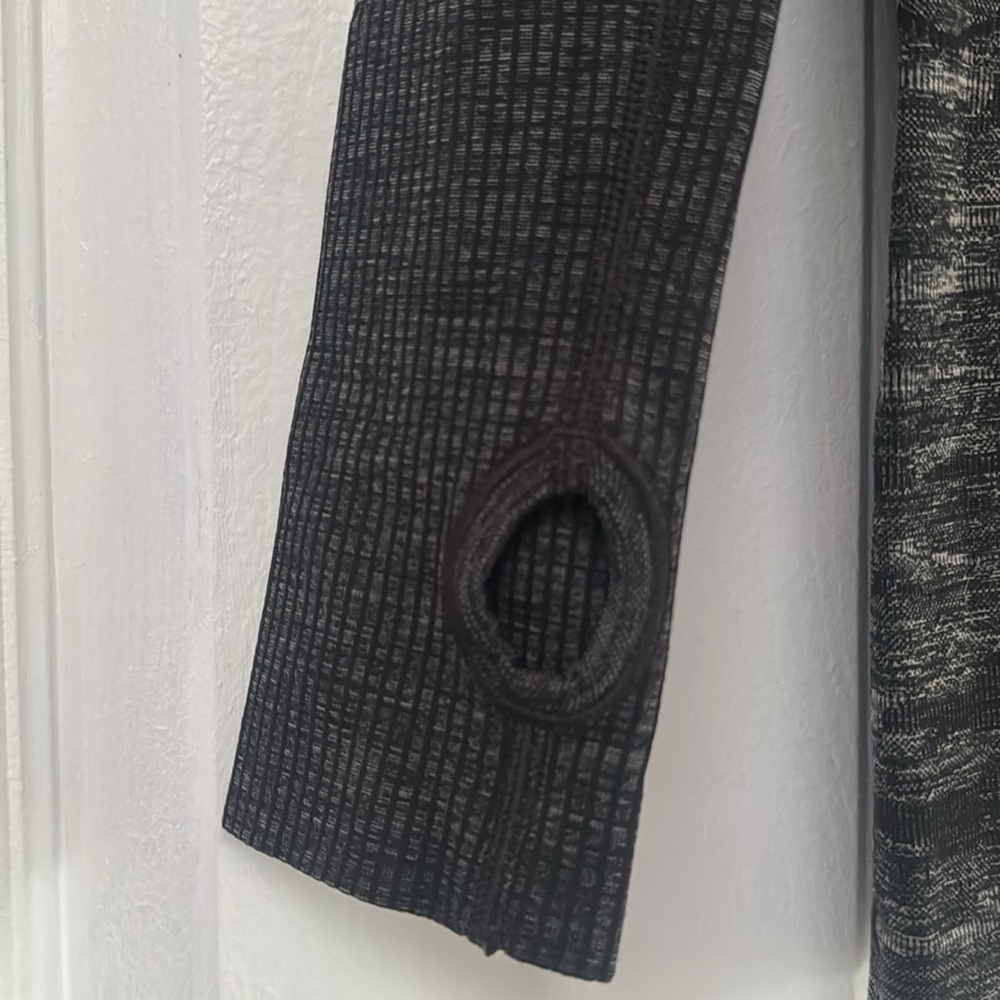 LULULEMON Women's Long Sleeve Top Gray Black Heathered Running size 6 - Picture 3 of 5